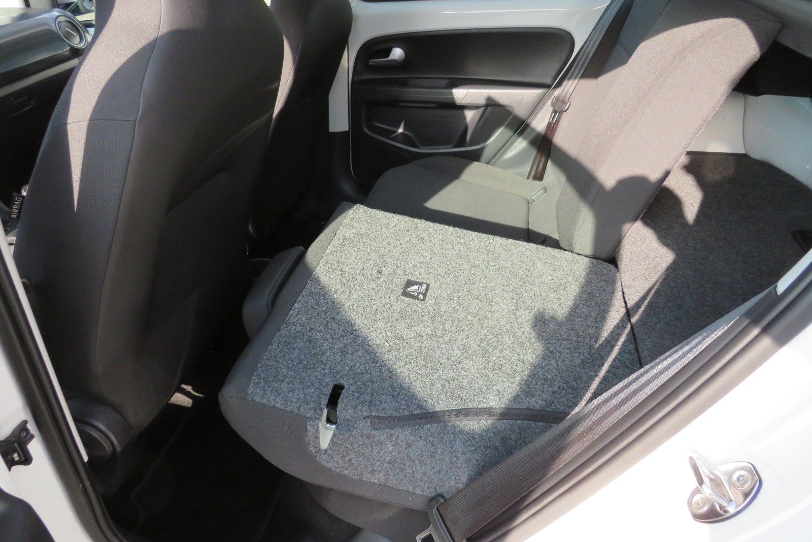 Fahrzeugabbildung Volkswagen up!  SITZHEIZUNG KLIMA 4-TÜREN NEBEL GJ 1.H