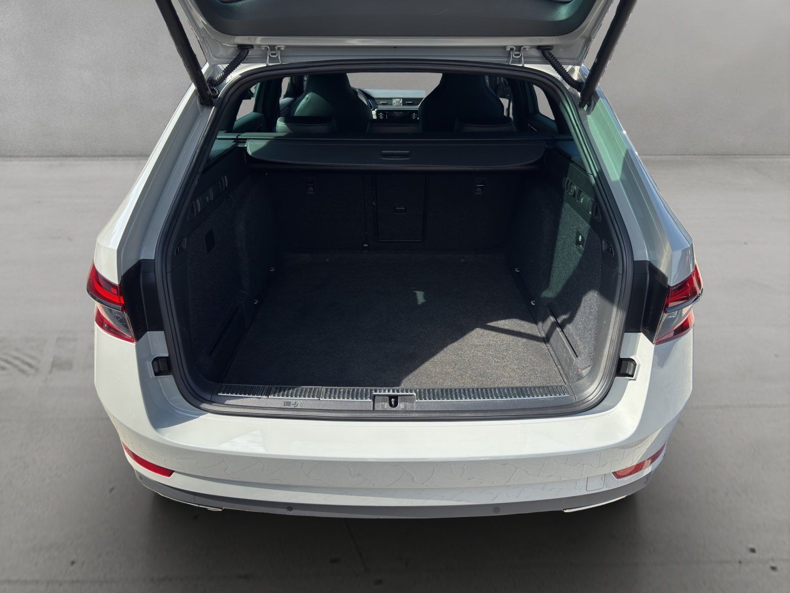 Fahrzeugabbildung SKODA Superb Combi 2.0 TSI Sportline 4x4/AHK/360°/ACC/