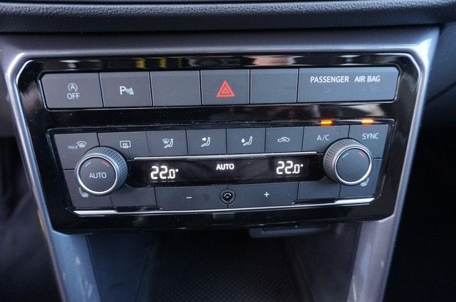 Fahrzeugabbildung Volkswagen T-Cross TSI Style DSG LED Navi PDC SH 17"