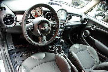 Fahrzeugabbildung MINI Cooper 1.6 Automatik CHILI-PAKET PDC SIHZG 2HAND