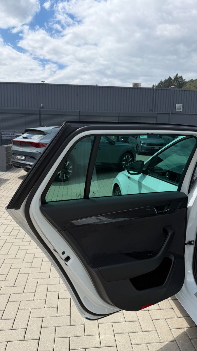 Skoda Superb Combi SportLine 4x4 DSG AHK Pano foto 8