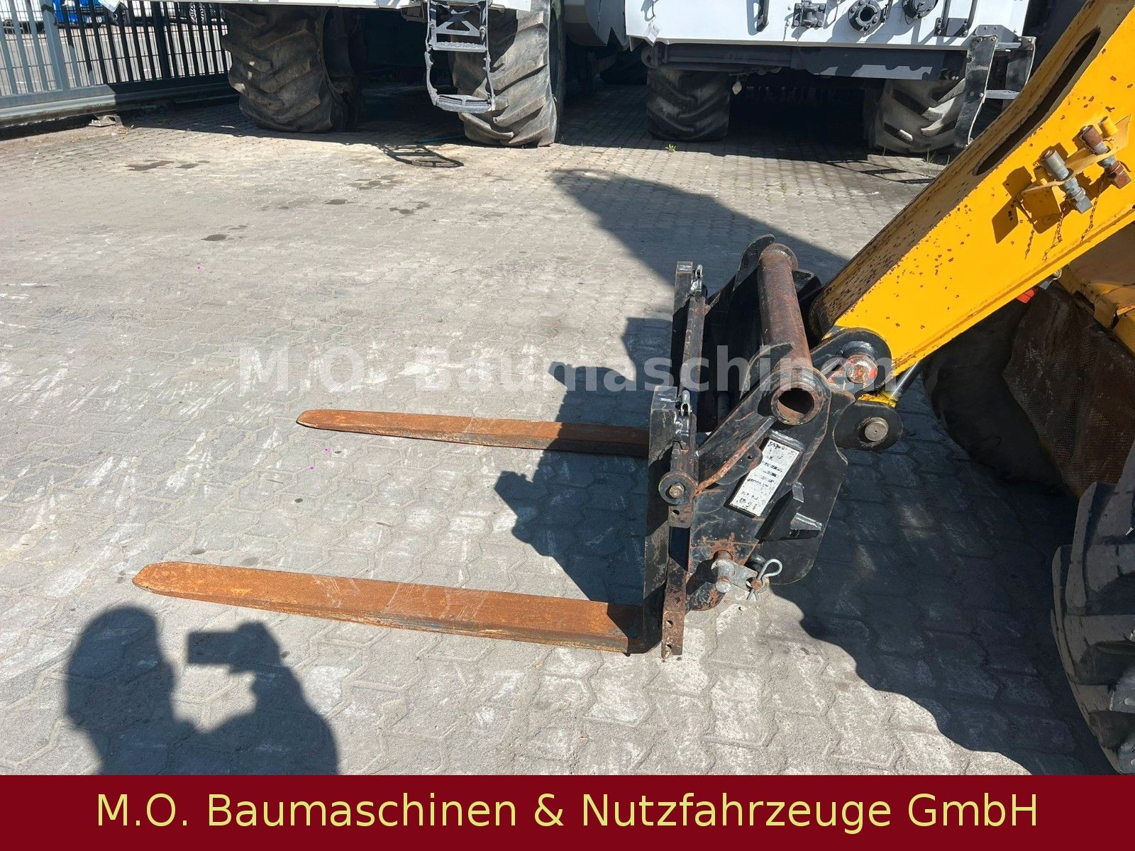 Fahrzeugabbildung Manitou BT 420 / SW /Gabel / 2 t / 4m / 4x4 /
