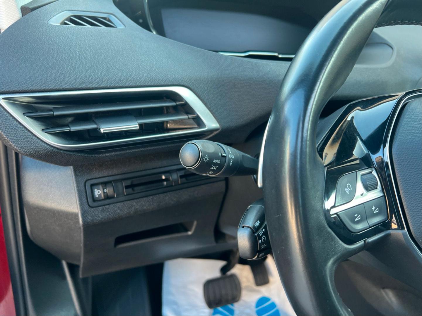 Peugeot 3008 Active *1.Hand*Panoramadach*SHZ*AHK*
