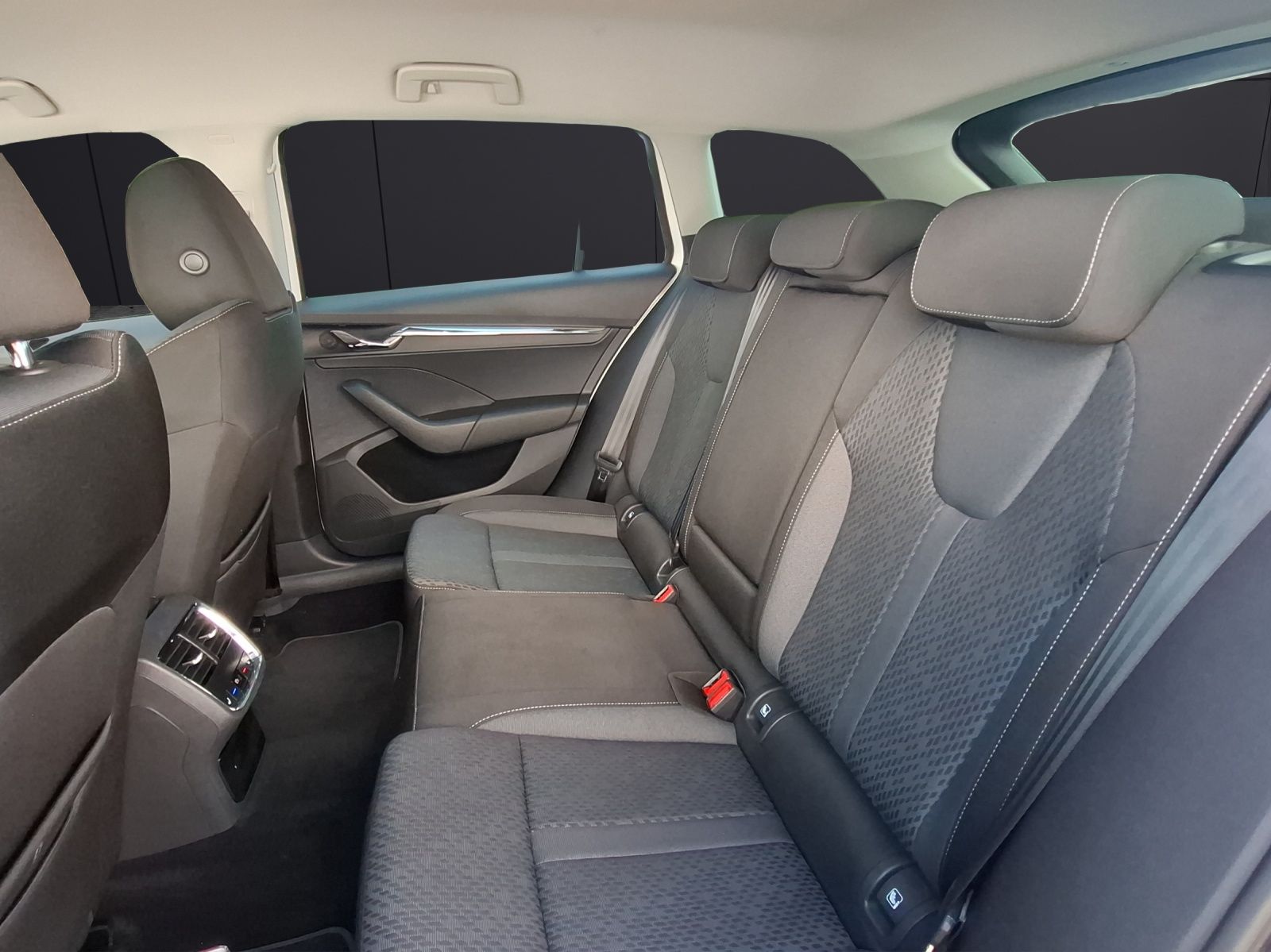 Fahrzeugabbildung SKODA Octavia Combi TDI First-Edition DSG Standhzg. LE