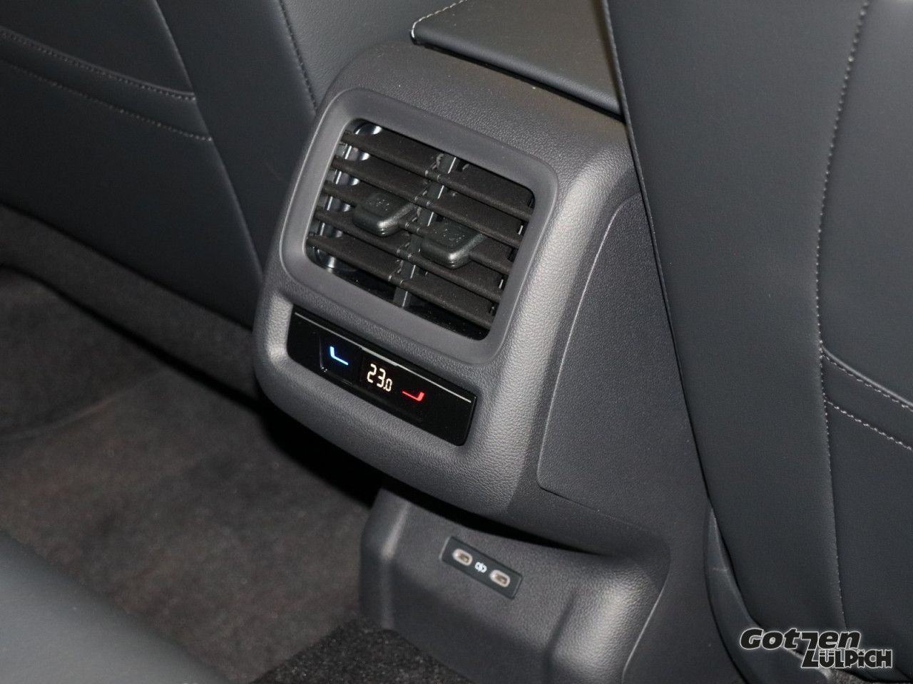 Fahrzeugabbildung Volkswagen T-Roc R-Line 1,5TSI LED-Matrix AHK DSG Navi Easy