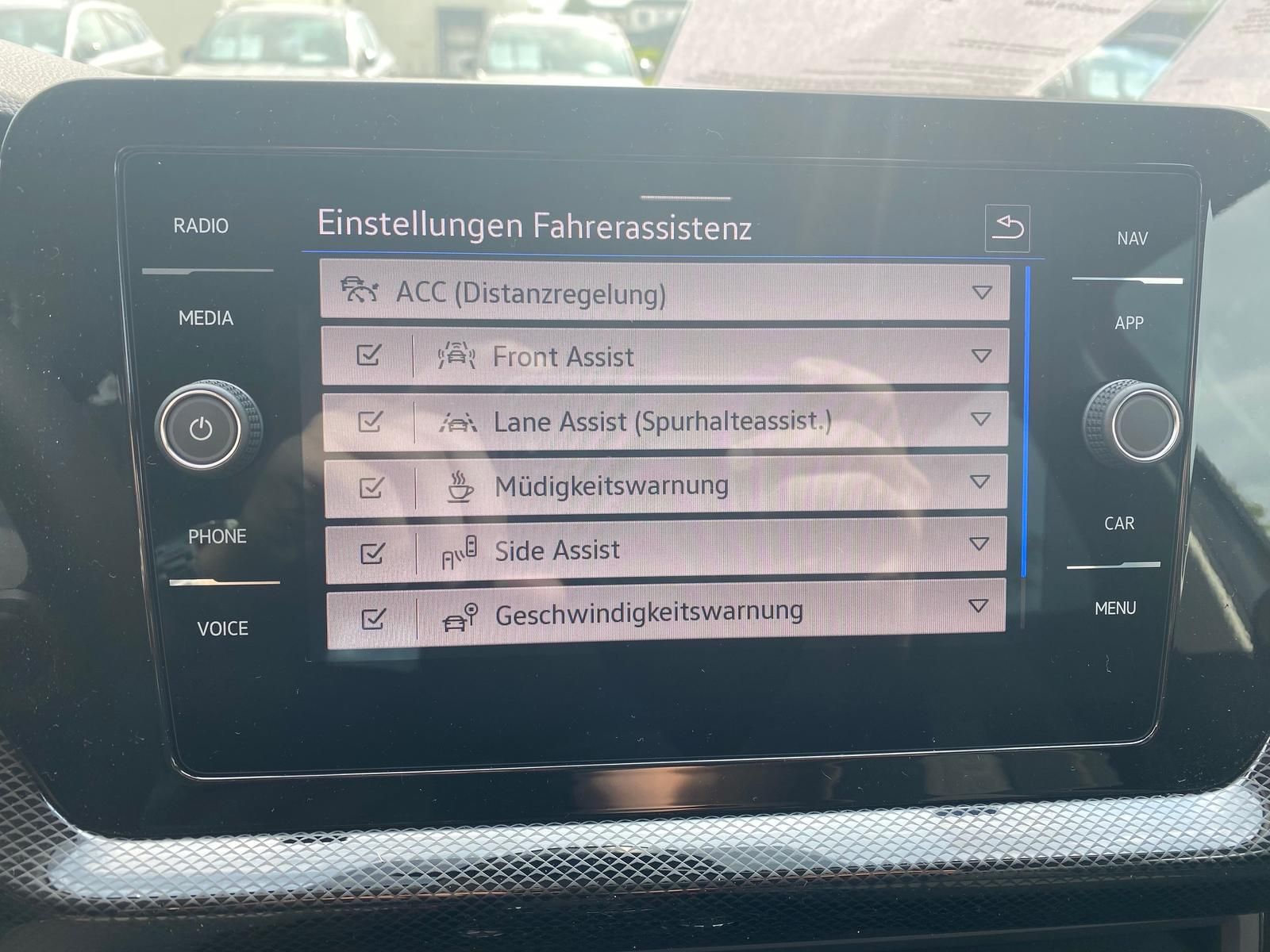 Fahrzeugabbildung Volkswagen T-Cross 1.0 TSI DSG Life+AHK+KAMERA+ACC+PDC