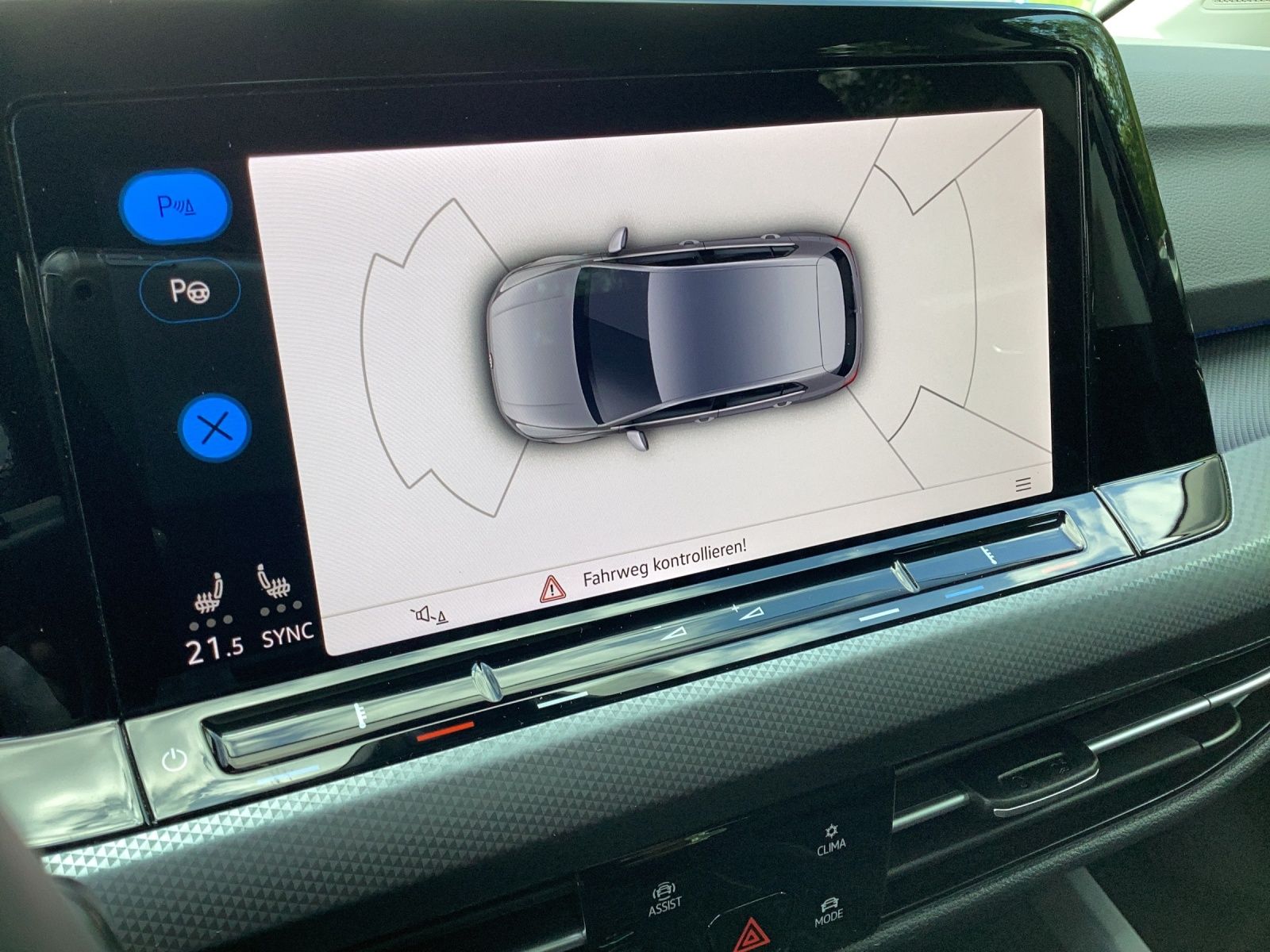 Fahrzeugabbildung Volkswagen Golf VIII eTSI Active DSG LED AHK Navi AID ACC P