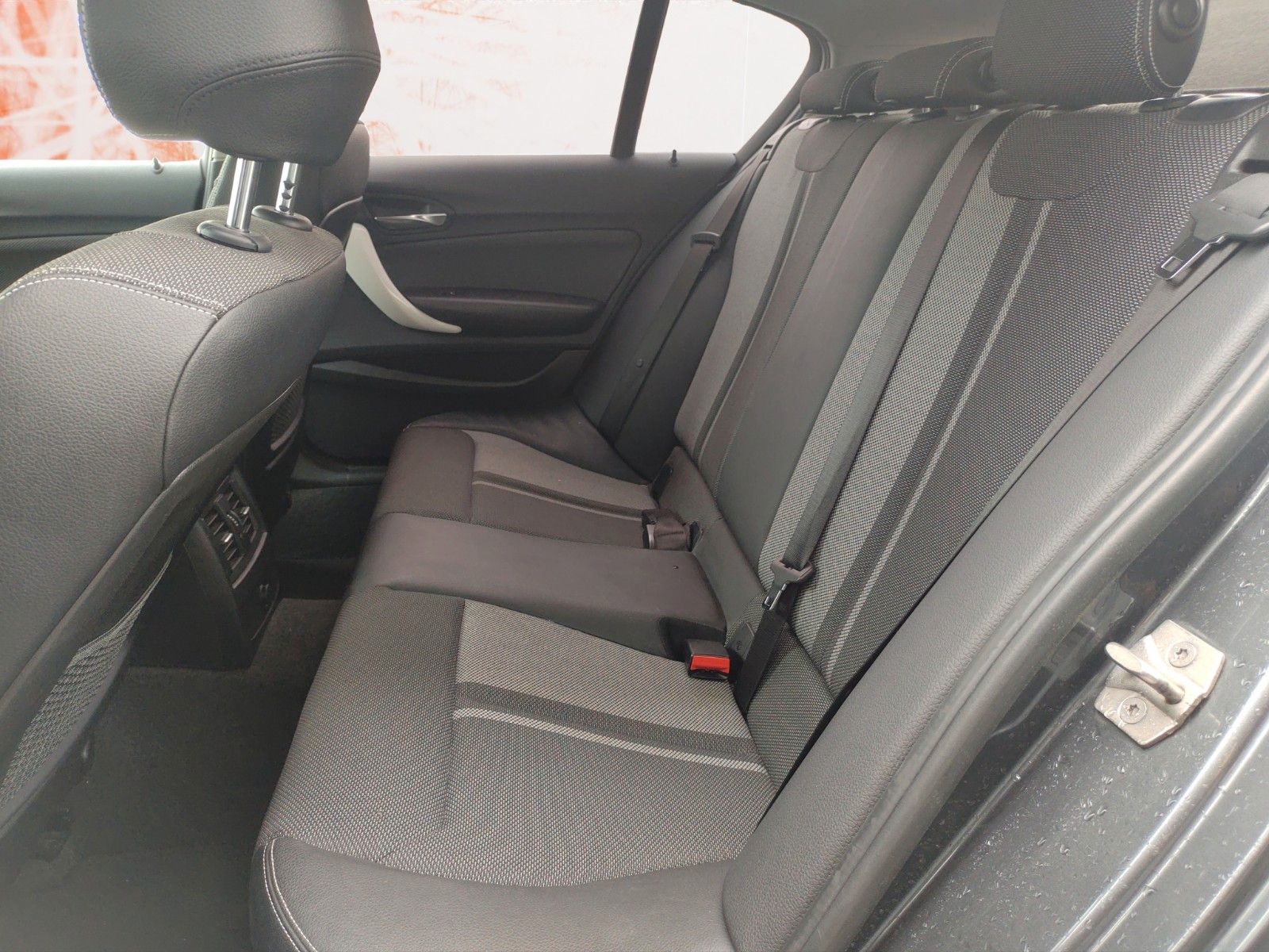 Fahrzeugabbildung BMW 116 d Urban Line ! LED ! PDC ! NAVI !