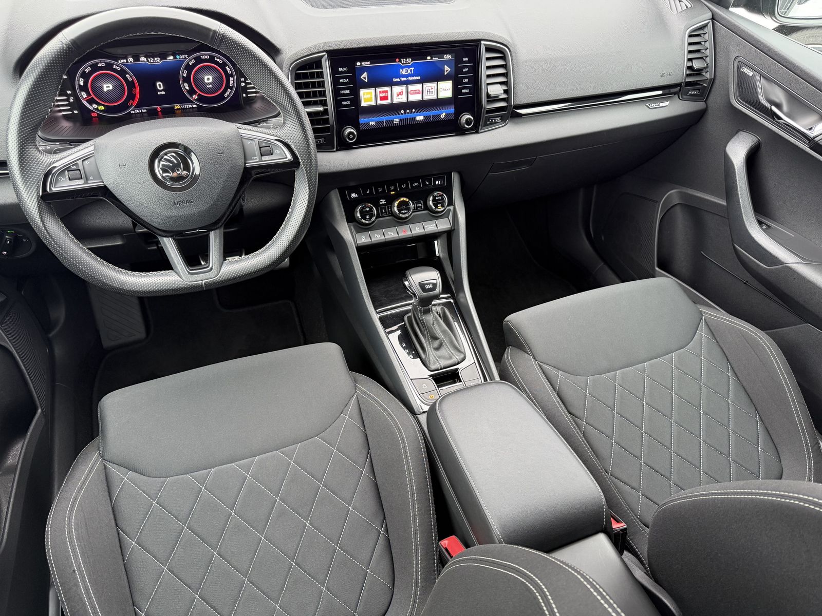 Fahrzeugabbildung SKODA Karoq 1.5 TSI DSG Sportline NAV+LED+V-COCKPIT+PP