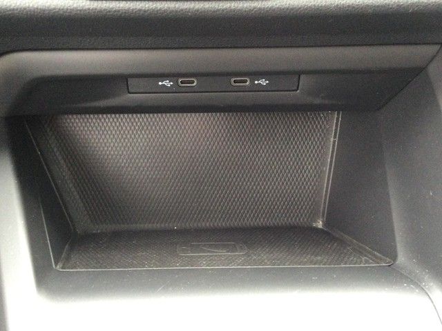 Fahrzeugabbildung Volkswagen Golf VIII TSI Life Standhzg. LED AHK Navi Pano A
