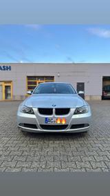 BMW Sehr gepflegt's BMW 320i E90(Tausch möglich ) - BMW 320 Limousine 320i e90 mit Benzin-Antrieb