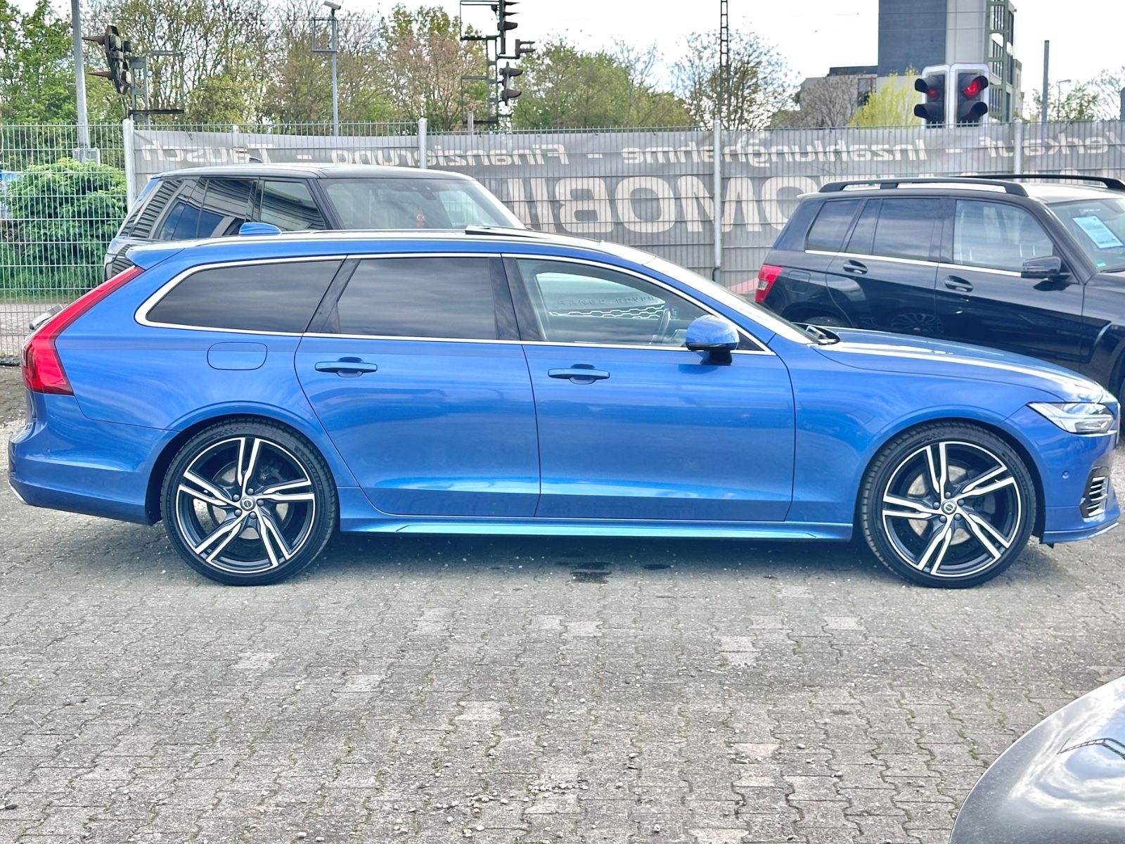 Fahrzeugabbildung Volvo V90 KOMBI T8 R-DESIGN HYBRID AWD*AHK+VOLL+MOD.19