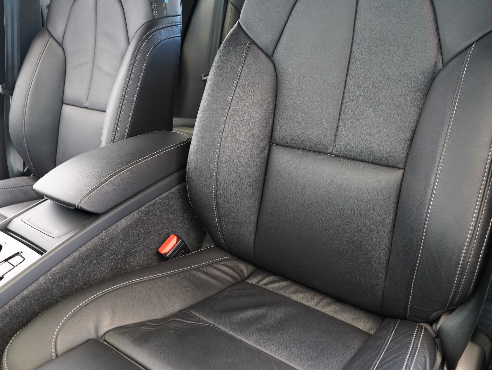 Fahrzeugabbildung Volvo XC40 B4 B R Design LED/NAVI/ACC/LEDER/360°