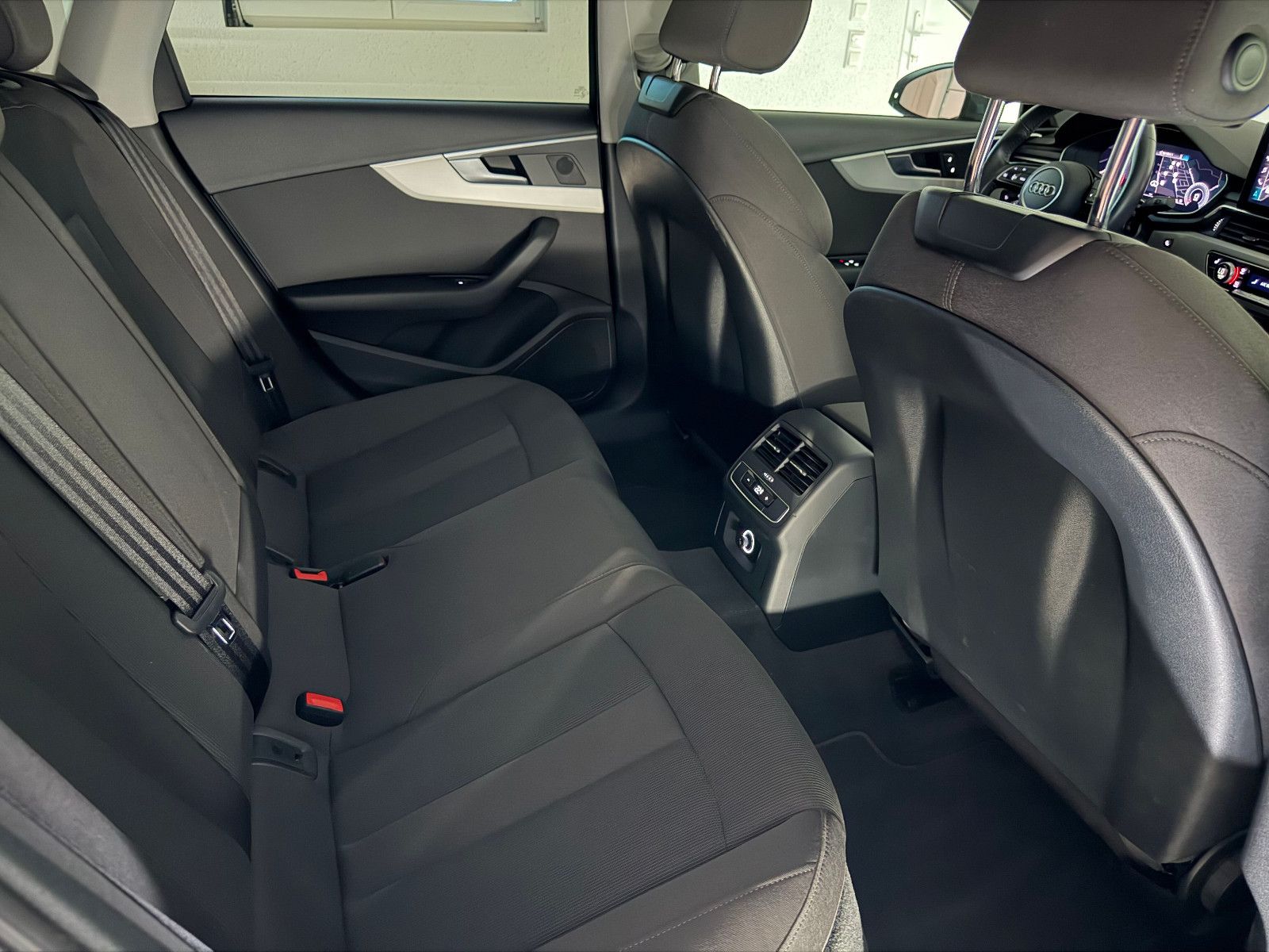 Fahrzeugabbildung Audi A4 Lim. 40 TFSI S LINE/VRTL COCKPIT+/MASSAGE