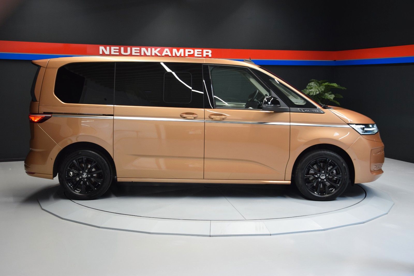 Fahrzeugabbildung Volkswagen T7 Multivan Style Pano HuD AHK vis-avis STHZ H&k