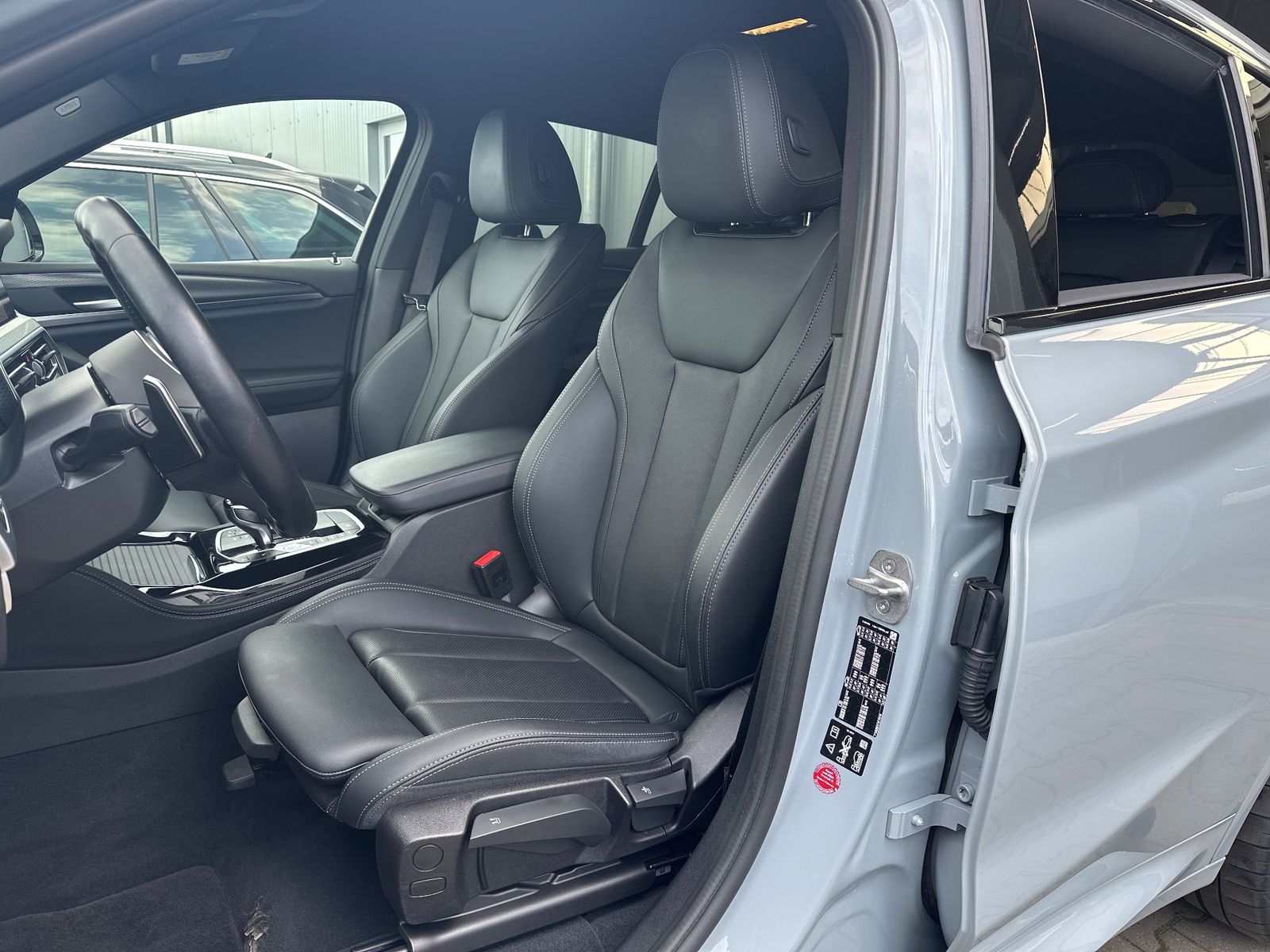 Fahrzeugabbildung BMW X4 xDrive20d M-Sport NAV+LED+AHK++20ZOLL+KAMERA