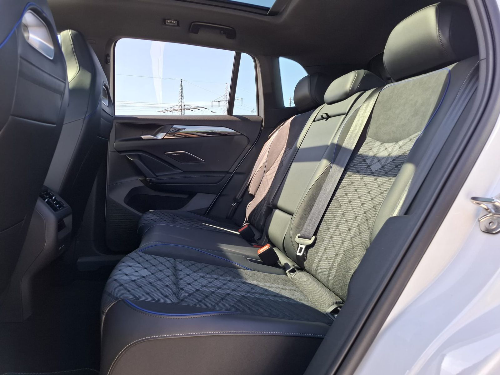 Fahrzeugabbildung Volkswagen Tiguan 2.0 TDI 4M R-Line BLACK*PAN*HK*AHK*MATRIX