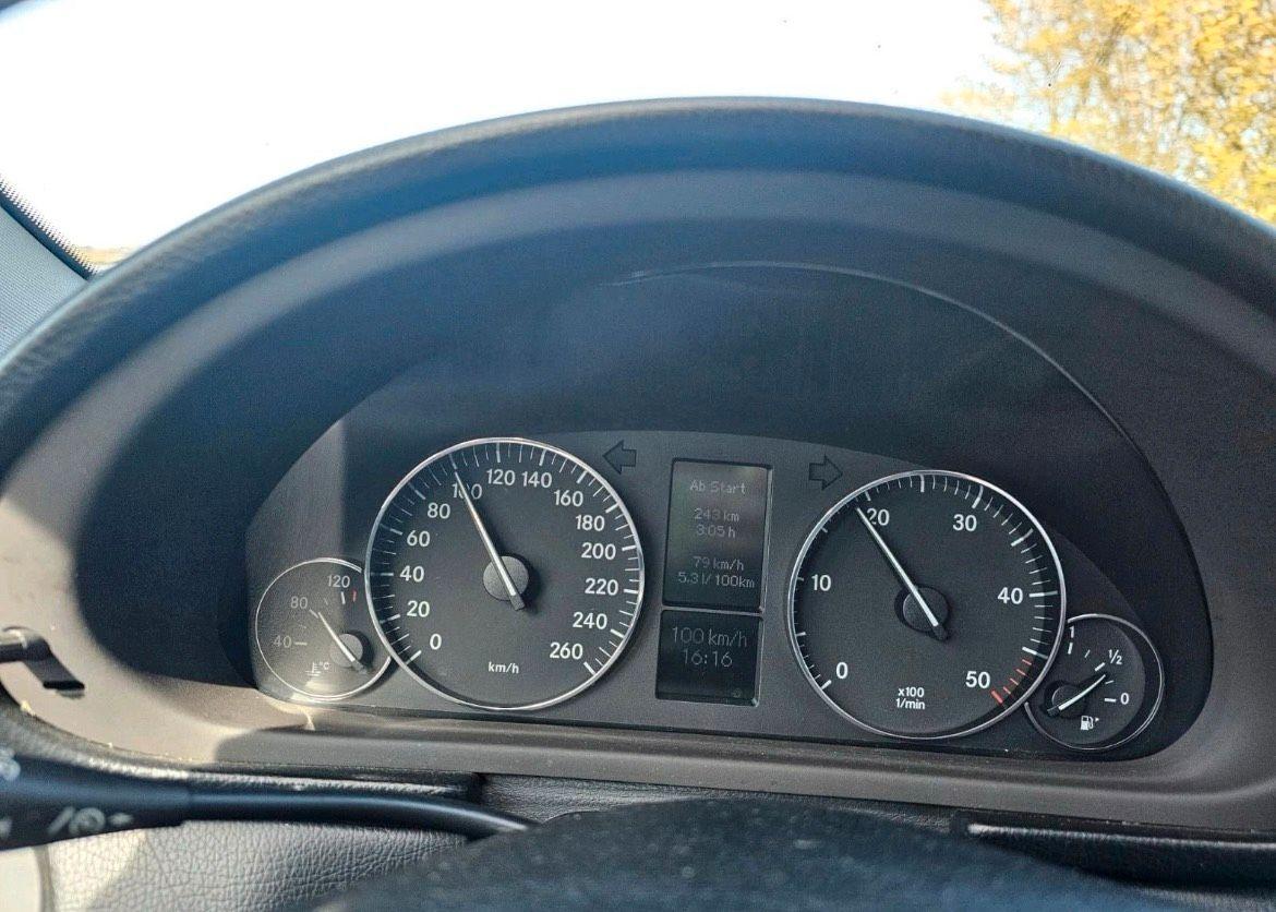 Mercedes-Benz 220 2005 — photo 11