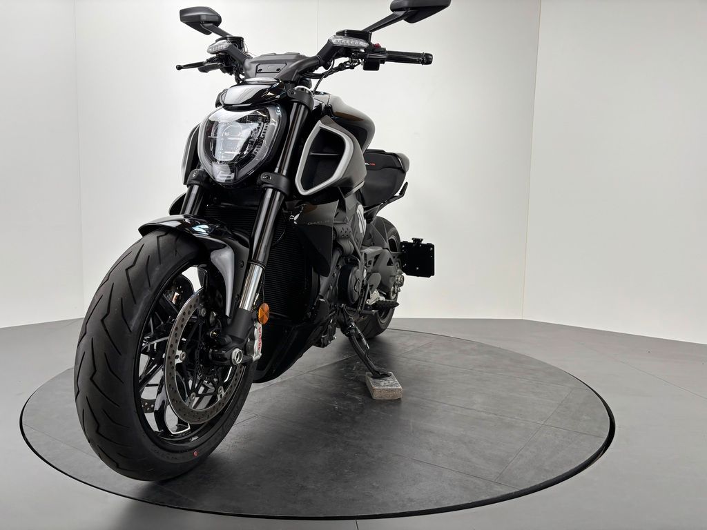 Fahrzeugabbildung Ducati DIAVEL V4 *SEITL. KENNZEICHENHALTER *NEUWERTIG