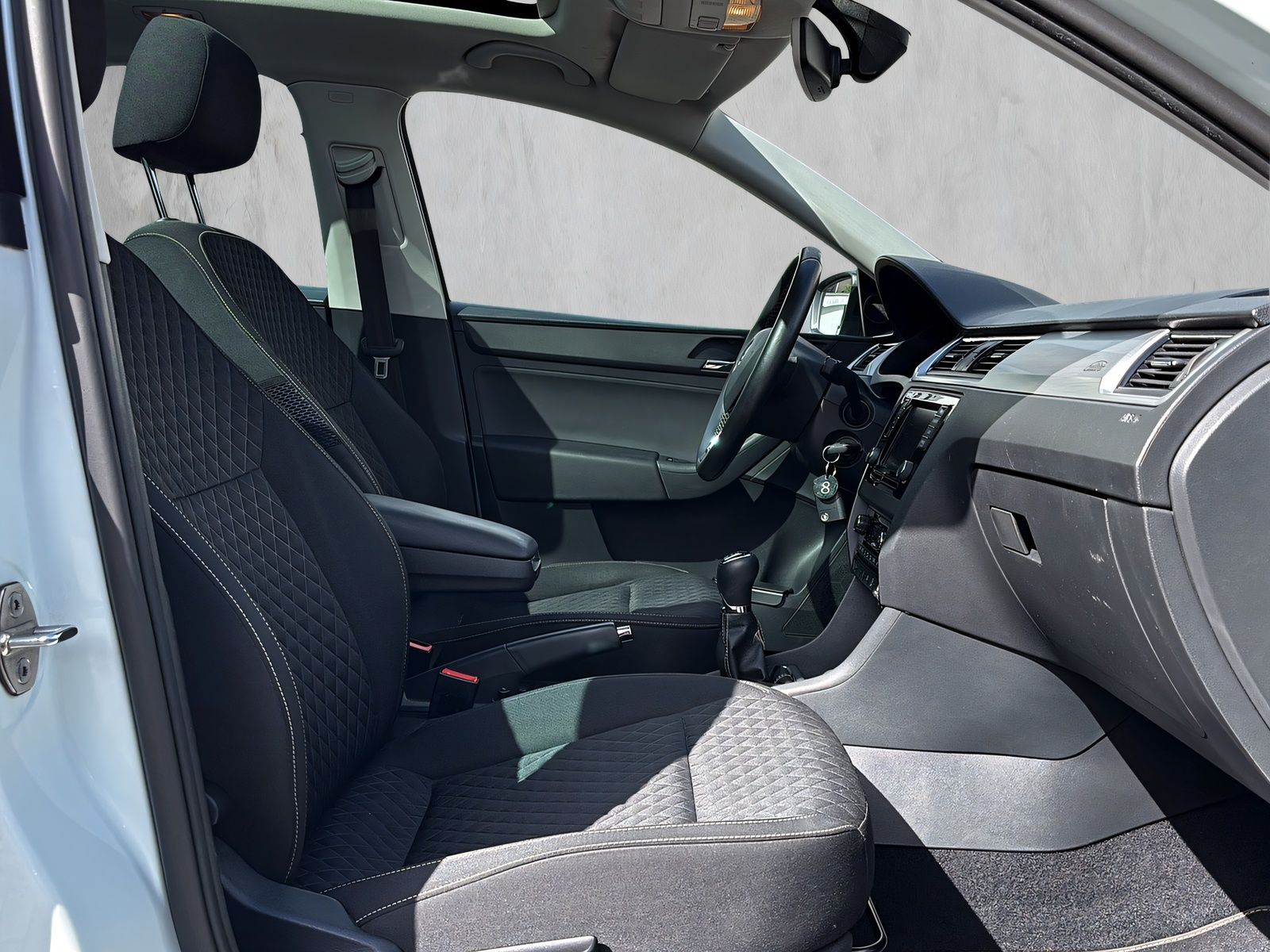 Fahrzeugabbildung SKODA Rapid 1.2i Edition NAVI PANORAMA XENON DAB PDC