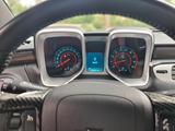 Chevrolet Camaro 6.2 V8 MT - - Chevrolet Camaro mit Benzin-Antrieb: Coupé, Schaltgetriebe
