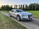 Audi A8 4.2 FSI tiptronic quattro - - Audi A8 mit Benzin-Antrieb: Limousine, 4.2