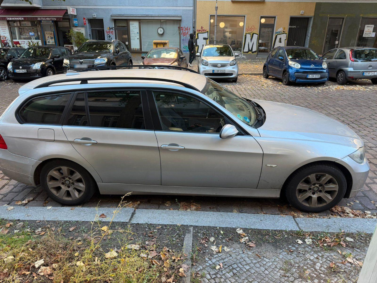 BMW 318 2008 — rear view