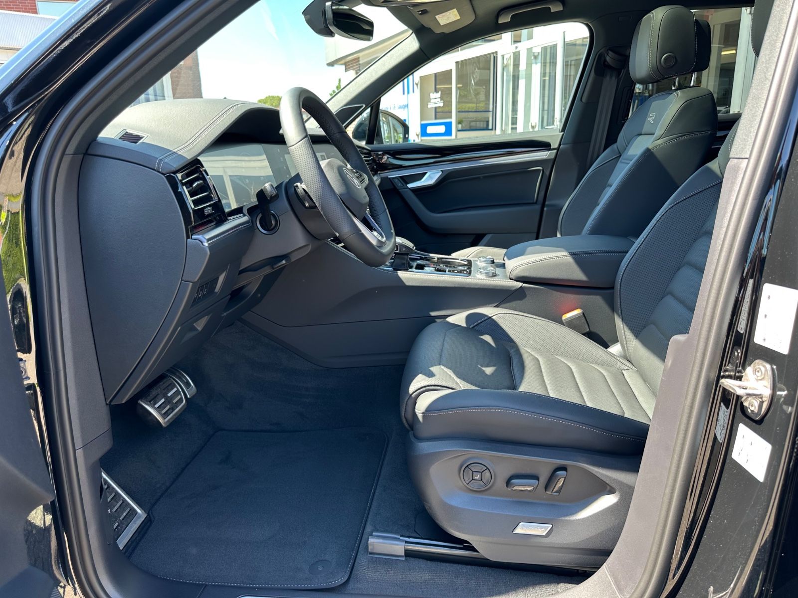 Fahrzeugabbildung Volkswagen Touareg 3.0 TDI 4Motion R-Line Pano/AHK/IQ/Navi