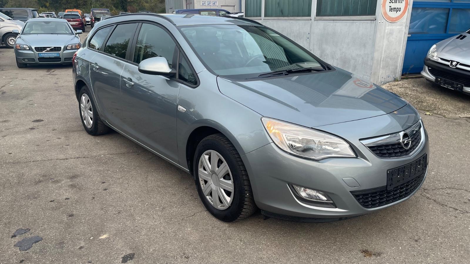 Opel Astra 2011 — interior