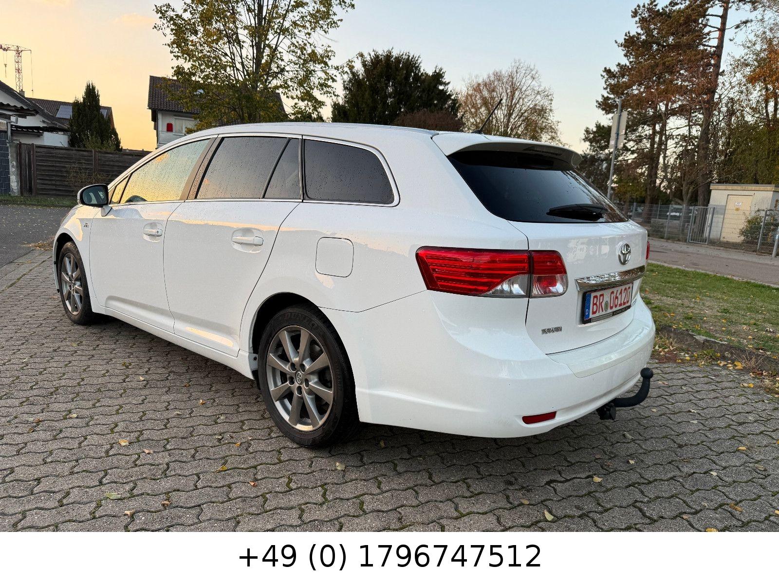Toyota Avensis 2012 — салон