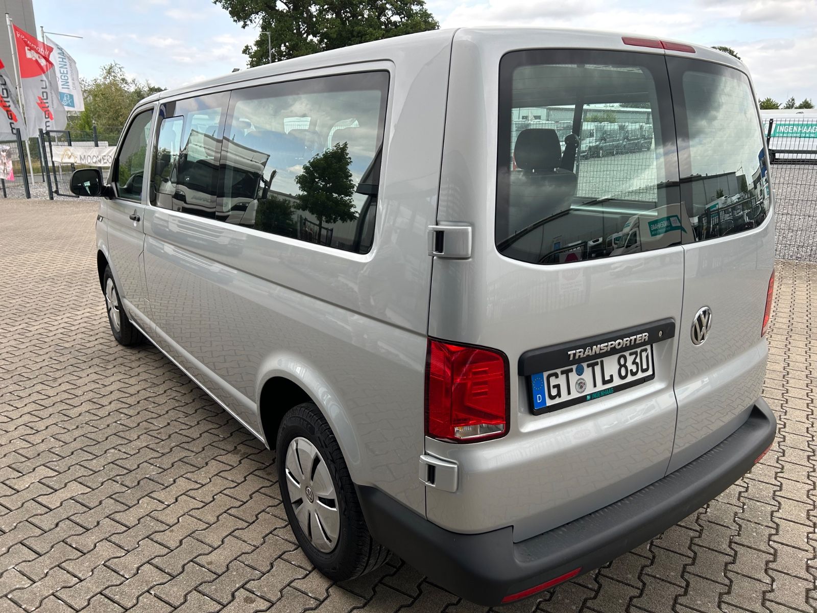 Fahrzeugabbildung Volkswagen T6.1 Kombi LR Klima Komfort Paket 9 Sitzer
