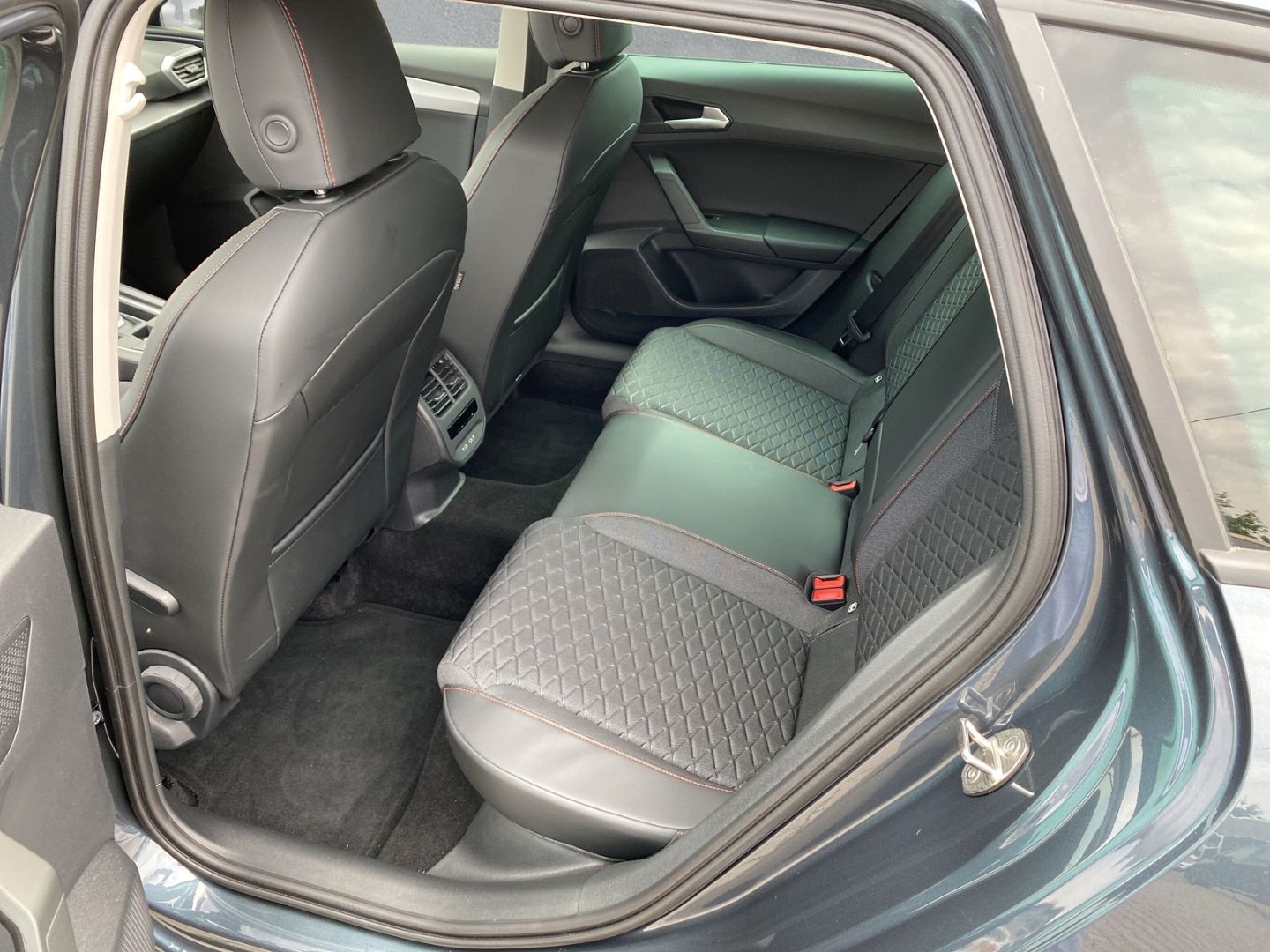 Fahrzeugabbildung SEAT Leon EU6d Sportstourer 1.4 e-HYBRID FR OPF