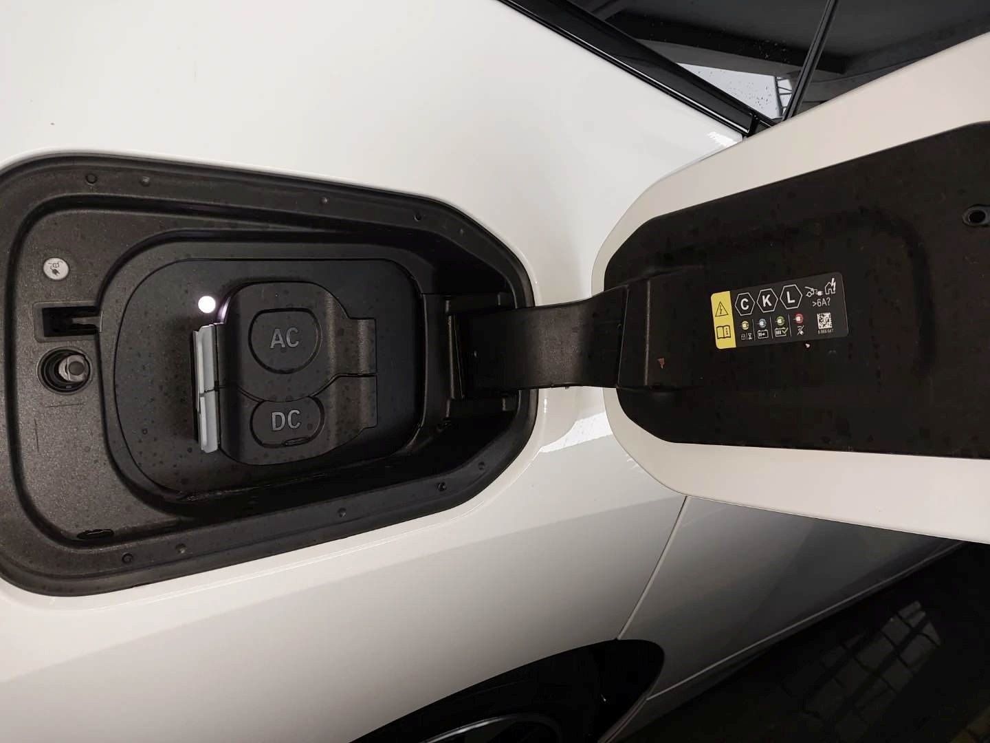 Fahrzeugabbildung BMW iX xDrive60 M Sportpaket B&W Surround DAB LED