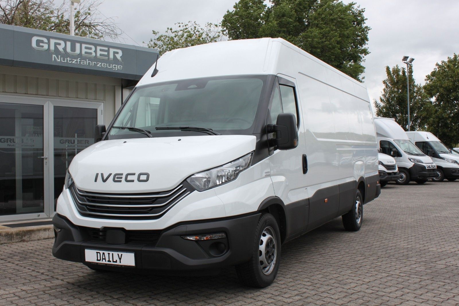 Fahrzeugabbildung Iveco Daily Kasten 3,0 Diesel/Verkleid+Holzboden