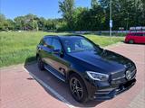 Mercedes-Benz GLC 300 de 4M AMG NIGHT KEYLESSGO+PANO+360+TRITT - Mercedes-Benz GLC 300 Hybrid (Diesel/Elektro): Alcantara