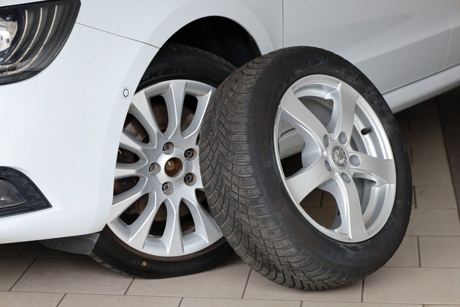 Fahrzeugabbildung SKODA Superb Combi Exclusive 4x4 Navi,Xenon,SH,PDC,+WR
