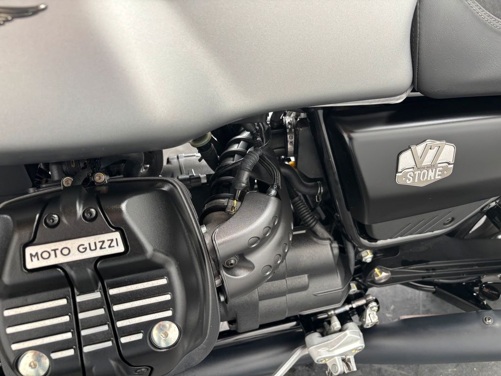 Fahrzeugabbildung Moto Guzzi V7 IV STONE *LEDERTASCHEN *NEUWERTIG