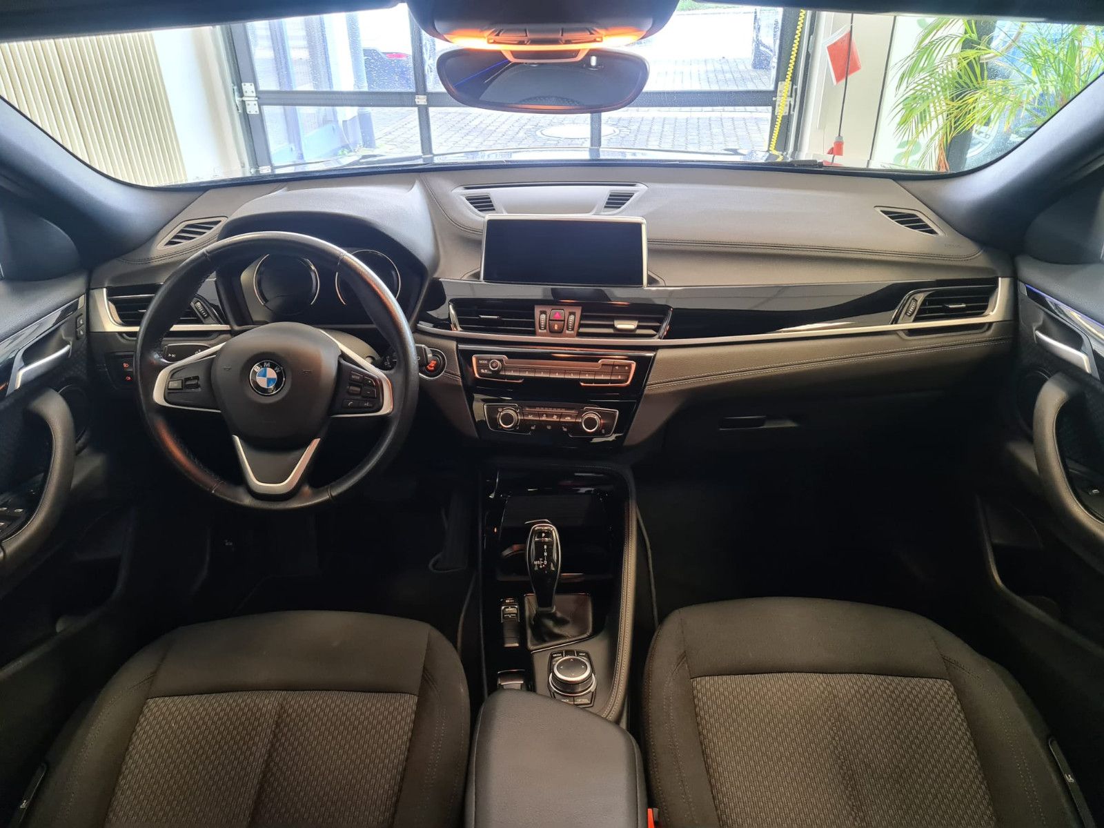 Fahrzeugabbildung BMW X2 sDrive 18 d / KAMERA / NAVI / LED