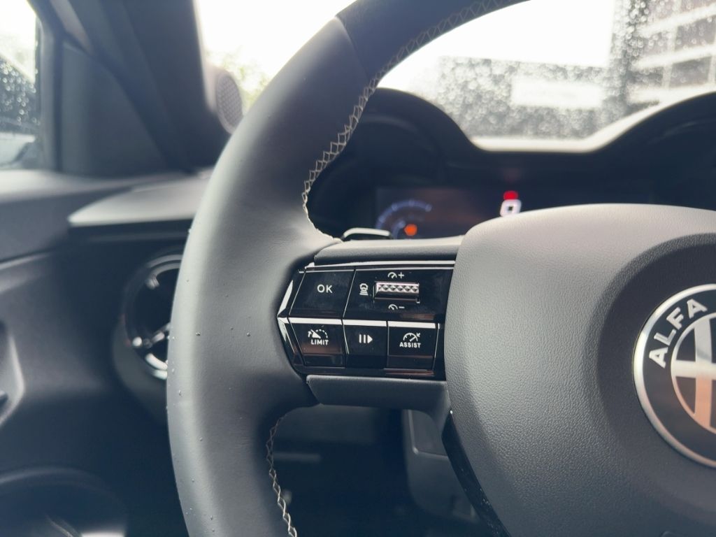 Fahrzeugabbildung Alfa Romeo Junior Sport Speciale Ibrida NAVI WINTER MATRIX