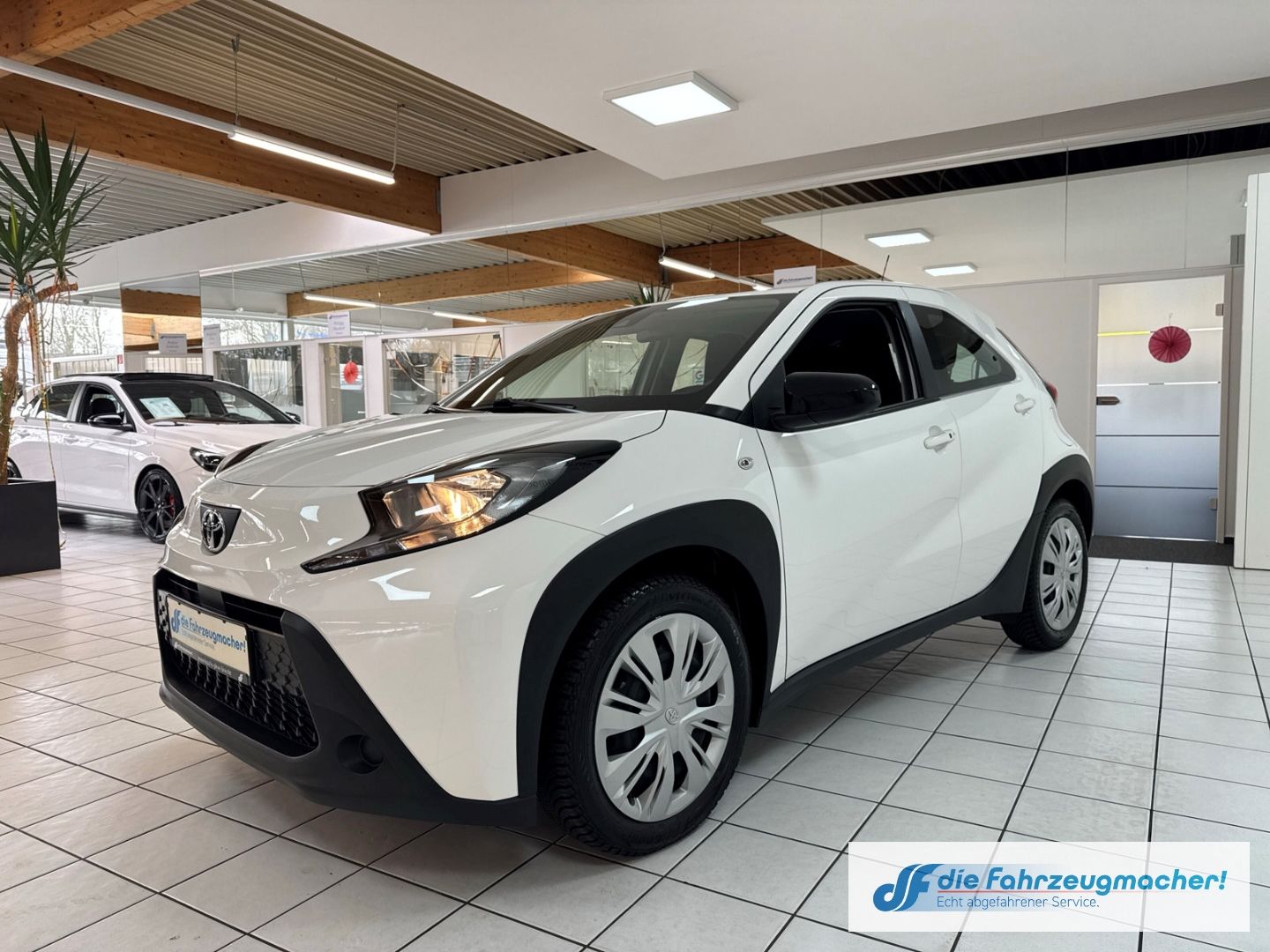 Fahrzeugabbildung Toyota Aygo X Play Apple CarPlay Android Auto Mehrzonen