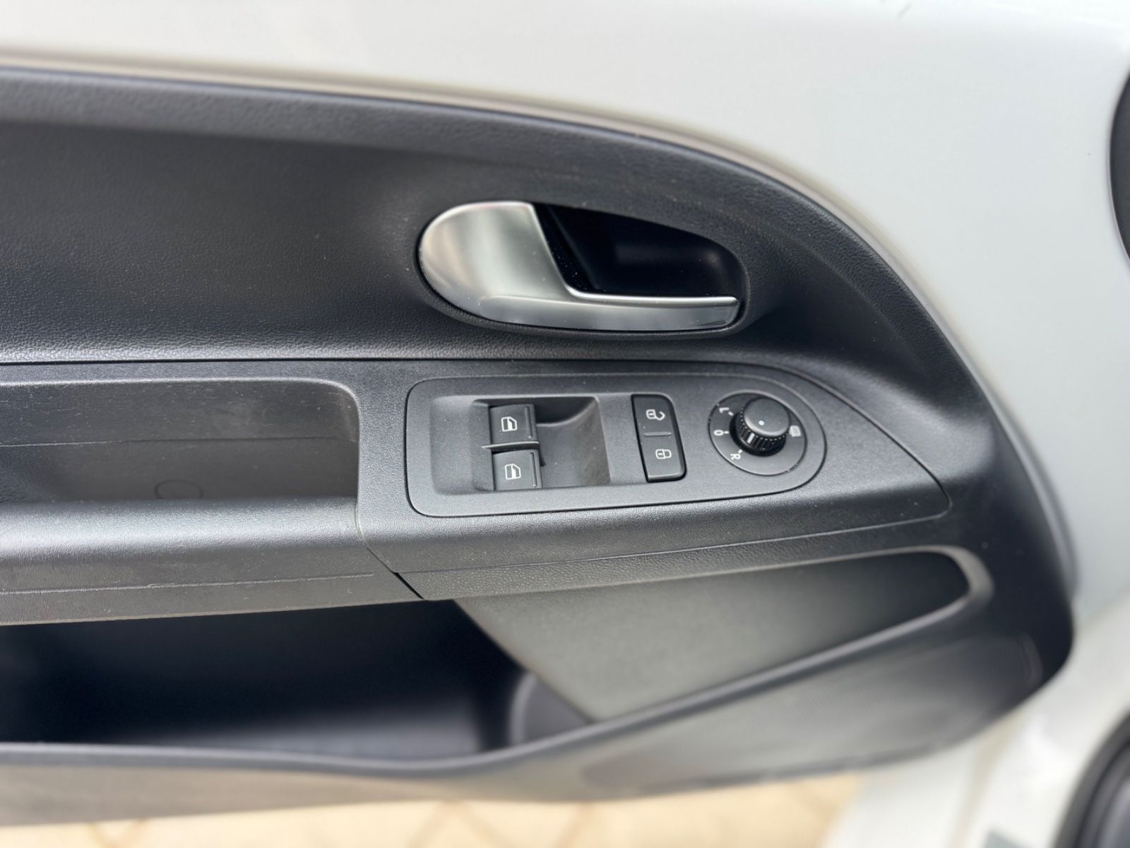 up! *Sitzheizung*Radio*Klima*Navi*1-Hand*44KW*