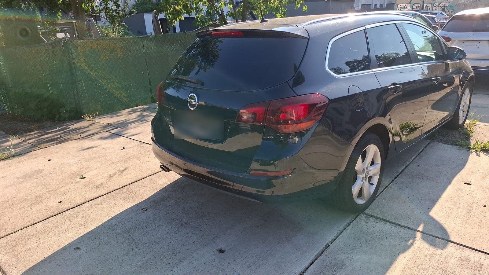 Opel Astra 2011 — photo 7