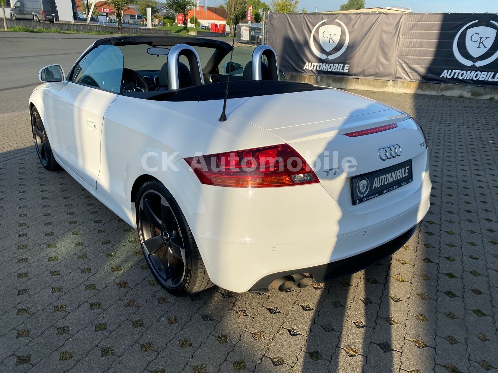Fahrzeugabbildung Audi TT 1.8 TFSI Roadster S-Line/Navi/Bi-Xenon/PDC