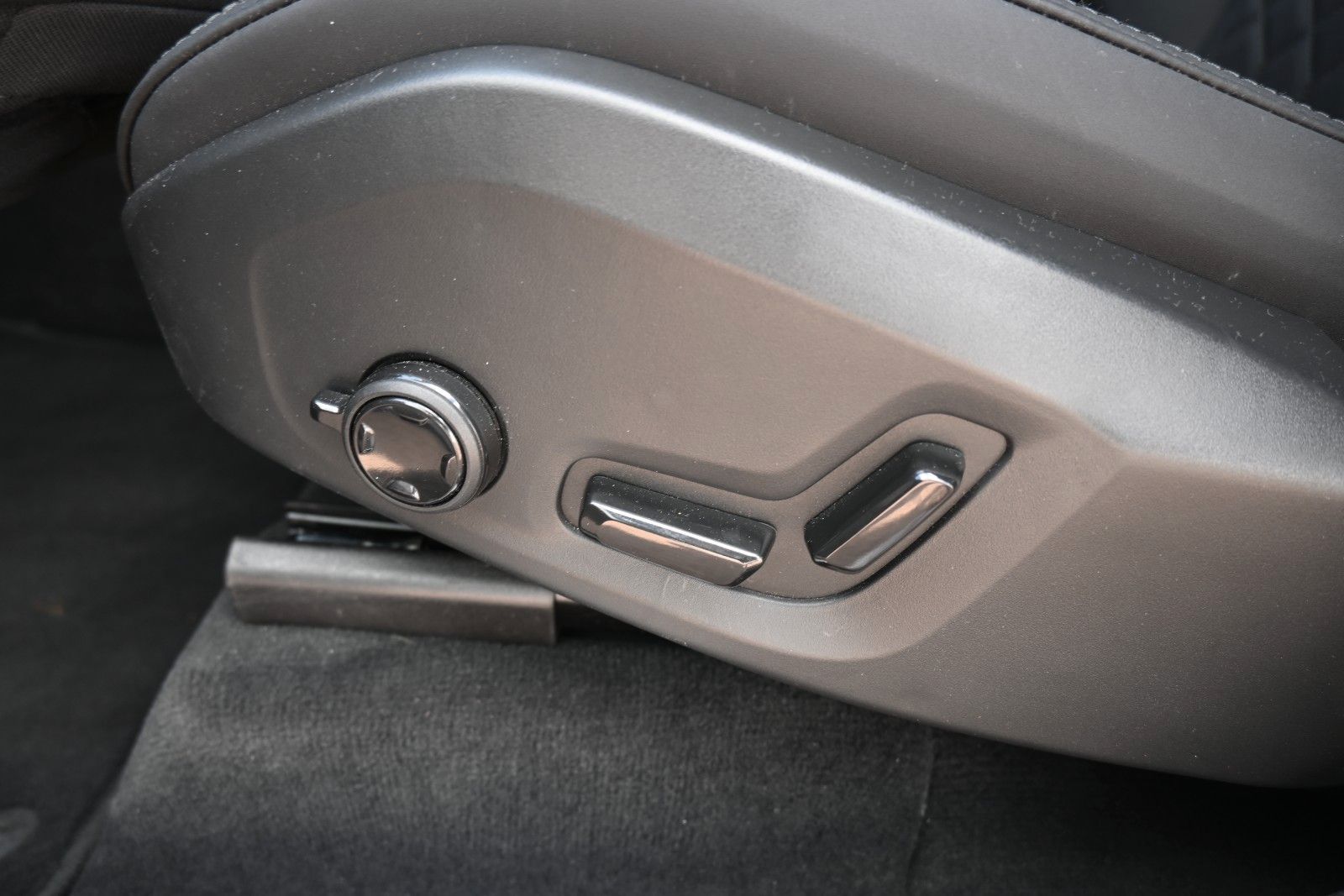 Fahrzeugabbildung Volvo XC90 T8 AWD Plus Dark*PANO*360°*HuD*H&K*ACC
