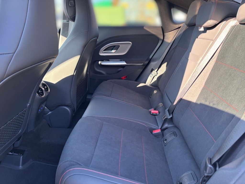 Fahrzeugabbildung Mercedes-Benz CLA 200 4MATIC +AMG+NIGHT+AHK+MULTIEBEAM+360GRAD