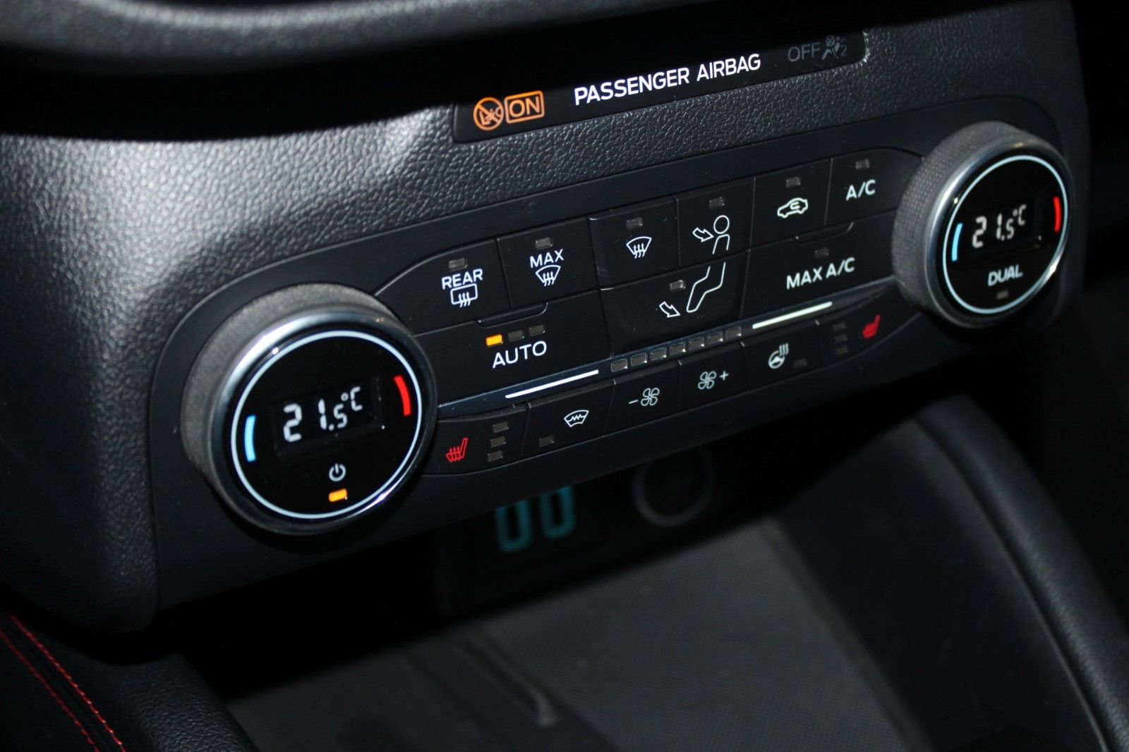 Fahrzeugabbildung Ford Kuga ST-Line X Aut. AWD LED AHK ACC HUD WinterP