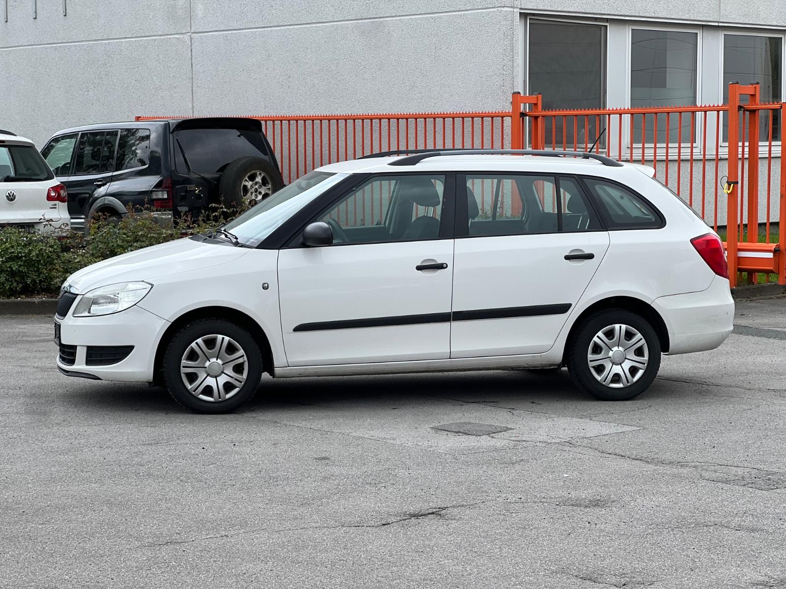 Skoda Fabia 2012 — rear view
