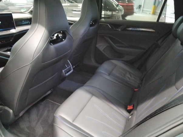 Passat Variant 1.5 eTSI DSG R-LINE IQ.LIGHT+AHK+