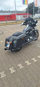 Harley-Davidson FLHX Streed Glide - Harley-Davidson Motorräder in Duisburg
