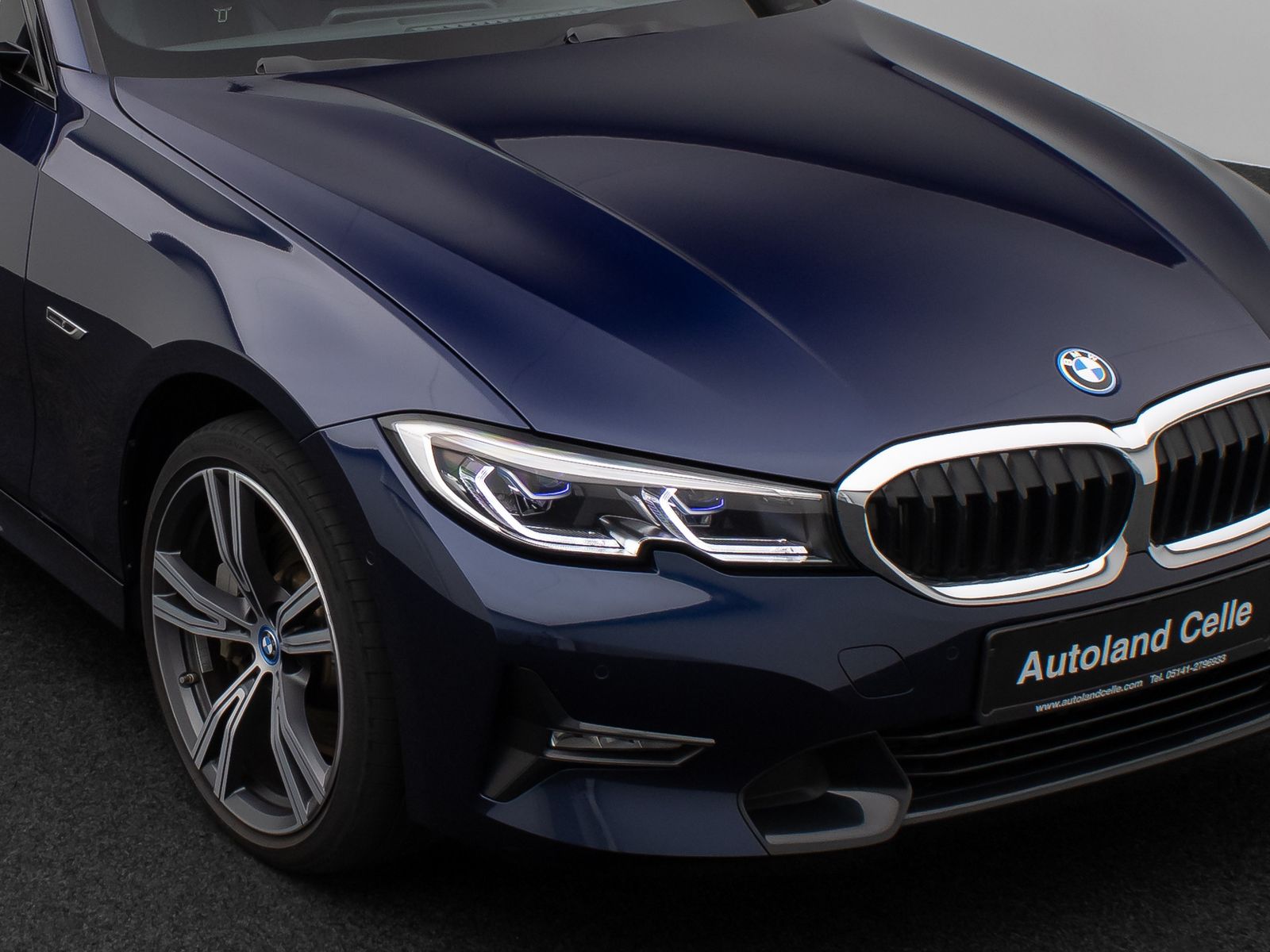 Fahrzeugabbildung BMW 330e xD SportLine Pano Kamera Laser HUD DAB HiFi